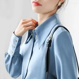 Kvinnors blusar Satin Blue Shirts Women Korean Design Pointed Lapel Smooth Casual Loose Spring Camisas Soft Tops Office Blusa 2024