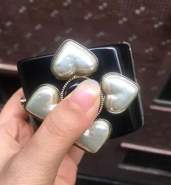 Роскошная белая жемчужина четырех сердца браслет для женщин черная смола фирменная фирменная бренда Bangle Bangle France Designer Jewelr8921750