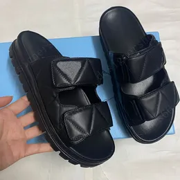 Yastıklı Nappa Deri Sandalet Siyah 1xx701 Tasarımcı Sandaletleri Kadın Sandal Platform Sandalet Metal Yazı Logosu Sportif Ayrıntılar İkonik Geometrik Şekil
