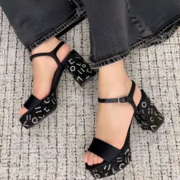 Корпальная блочная платформа сандалии каблук с бриллиантами пряжка открытая женские дизайнеры женские дизайнеры кожаная подошва вечерние туфли для вечеринок 35-41