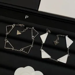 Silberfarbe Frauen Modedesigner Armbänder fünf Dreieck Anhänger Luxusbriefbänder Ehepaar Messing Schmuck Schmuck