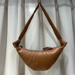 Pouco de bolsa para mulheres em 2024 Francês canção de moda vaca nicho de nicho Texture Bolmonte Cintura de Crossbody