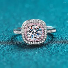 Anelli a grappolo Diamond Test ha superato eccellente taglio 1 d Colore Moissanite Cushion Rosa Anello femmina Silver 925 Platinum Platining Wedding Jewelry