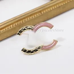 Xiaoxiangfeng 24 anos no início da primavera Novo esmalte rosa Broche clássico Feminino Feminino Diamondback Letter Clothing Acessórios