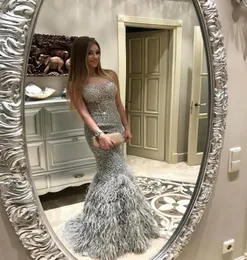 2018 New Silver Mermaid Feather Dresses Evening Wear Crystal Beaded Appliqued Sheer Jewel Neck 공식 무도회 가운 고급 Long Pagea8810553