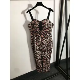 Frühlings-/Sommer Sexy Leopardenmustertemperament Saum Split vorne Taille Raging Kleid mit Riemen