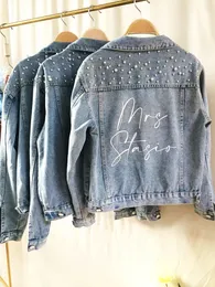 Personalisierte Aussage Denim Bridal Jacket Custom Name Perl Detaillierung MRS Datum Platzierung auf Kragen Braut Geschenk 240415