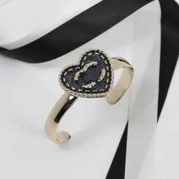 Luxus Vintage Messing Kupfer Armreifen geprägt schwarze Emaille Herzförmige offene Armband Girls Hochzeitsfeier Zauberschmuck Geschenk