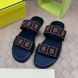 Designer Slifori maschili Summer Sandals Sandals piatto Seaside Beach Flip-Flops Hotel Extended Sandals Designer Scarpe in pelle maschile di grandi dimensioni 38-45