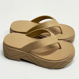 Mulheres Sandálias de praia femininas Designer Flip Flip Plataform Slippers Summer Shoes macios de borracha Sapatos ao ar livre com caixa 554
