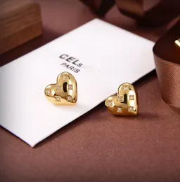 Klasik Tasarımcı 18K Gold Love Heart Ear Stud Küpe Basit Aretes Orecchini Modaya Düzenli Küpeler Kadın Sevenler Hediyeleri Takı Aksesuarları