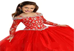 Charmiga långa ärmar flickor tävlingsklänningar billiga prinsessor röda från axelkristallen glittrande nya blommor flickor klänningar småbarn 7111880