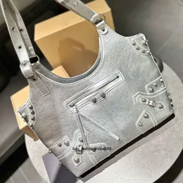 TOTES ünlü motosiklet tarzı tasarımcı moda klasik siyah ve beyaz seyahat tarihi alışveriş iş partisi kadın yeni perçin dekorasyon alışveriş çantası 36cm