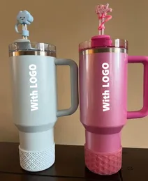 Garrafas de água dos EUA Starbcks de inverno rosa branco com 1: 1 alvo de logotipo Tumblers vermelhos canecas Cosmo H2.0 Réplica de 40 oz de xícaras com tampa de silicone e carro de palha E0416