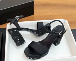 2024 Designer tofflor Sandaler gummi tjockt solade tyg tofflor sommar mode heta säljbrev tofflor unisex tofflor för kvinnor strass stil