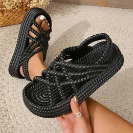 Terlik Kadın Yaz Moda Sandalet 2024 Yeni Düz Renk Kalın Sole Modaya Modaya Basit Baskı Konforlu Açık Plaj Ayakkabıları J240416