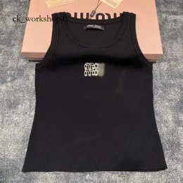 MUI MUI Top Designers Tank da donna di alta qualità estate 24SS anagramme di cotone brodo di cotone pantaloncini Shorts Shorts Sumper Sumner Suit Knitted Ladies Tops 913 274