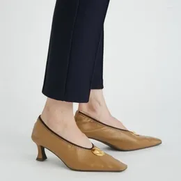 Отсуть обувь Matal Buckle Женщины весна лето 2024 г. заостренные пальцы на высоких каблуках японский контрастный цвет chaussure femme party tacones