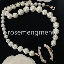 Designer Pearl Pendants Halsband bleknar aldrig 18K guldpläterad koppar lyx varumärke dubbel bokstav choker hänge halsband pärlkedja avancerade smycken tillbehör