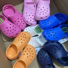 Kids Sandals 클래식 비치 신발 소년 소녀 슬리퍼 슬라이드 유아 신발 정원 막힘 부모 신발 스캔들 남성 cr0 240403