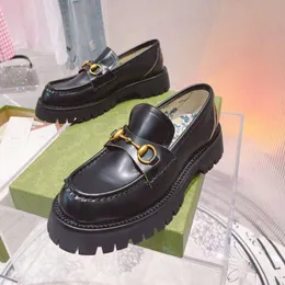 Luxuslaafer Designer -Plattform Schuhe Metall Leder Loafer Womens Bienenschuh mit Schnallen fashion schwarzer Freizeittrainer Schneller Versand