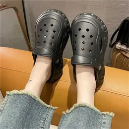 Тапочки с ремешками с толстой каблучкой знаменитые туфли женская сандалии женщина лето 2024 кроссовки спортивные товары косплей