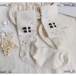 Mui Mui Çorap Pamuk Çorap Kadınlar için 1 Çift Mektup Mektup Baskı Tasarımcı Nefes Alabaç Tüp Kaykay Sevimli Çorap Mui Çorap 900
