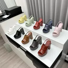 Дизайнерские сандалийские пляжные туфли с толстыми каблуками сандалии летняя мода алфавит для пряжки на каблуках