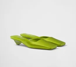 2024S Nya designer kvinnor sandal satin fyrkantig tå ballerina mule pumpar låg klackade spetsiga tå glid sandaler lady klänning fest bröllop casual skor