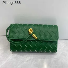 Andiamo Clutch Bag Bottegvenetas handväskor 2024 Ny vävd liten fyrkantig fashionabla singel axel crossbody one piece daihatsu lingge doft in insats 9eko frj