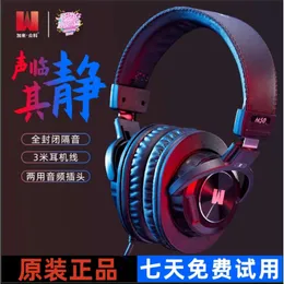 يرتدي Jialai Zhongke M50 Professional Live Streamer لتسجيل الغناء في الاستوديو ، ويراقب سماعات الرأس في الموقع