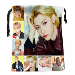 Hot Kpop Stray Kids Felix DrawString Påsar Ljusa färgtryckta presentväska resepå förvaringskläder 18x22 cm satin tyg 0622 m1td#