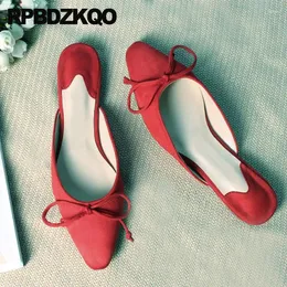 Buty swobodne koreańskie muły zamszowe kapcie kobiety płaskie z małymi uroczymi czerwonymi sandałami bowtie slajdów spiczasty palec palec projektant duży rozmiar
