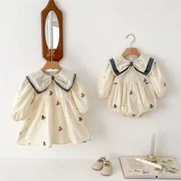 春の韓国スタイルの幼児スカートラペルハーネスロンパー刺繍長袖のドレス姉妹240416