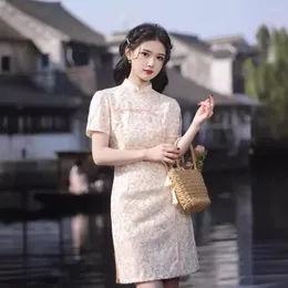 Abbigliamento etnico composito in pizzo corto cheongsam stile nazionale cinese in stile colletto a tre maniche.