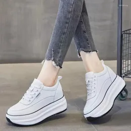 Casual skor 8 cm ökade kvinnor kil sneakers pu läder zapatos para mujeres kvinna 2024 mode fast snörning