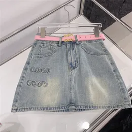 Designer clássico feminino Saias de jeans shorts com padrões bordados de cinto