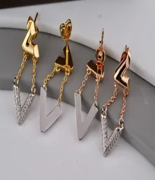 Europe America Fashion Style Lady Women Titanium Steel Tassels graverade V Initialer Ställa in Diamond Volt Stud Earrings Q96973 Q96971140544