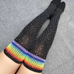 Sexiga strumpor Sexiga glitter strumpor Kvinnor mode Rhinestone Stockings Harajuku Rainbow Striped Diamond Sparkly Socks Shiny Christmas Knee Socks 240416