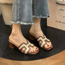 Slippers Trendy Brand H Sandals Womens Chickle Cheels 2024 Summer One Line Heelless Sandals ~ Summer Dress مع الكعب العالي T240416