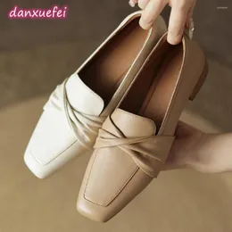 Sapatos casuais Danxuefei plus tamanho 34-42 feminino de couro genuíno de couro quadrado slip-on slowers panos de sapatos de alta qualidade de alta qualidade