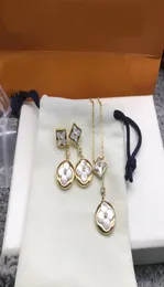 Europa America Jewelry Sets Lady Mulheres Mãe Branca Mãe de Pearl Four Flor Flor Dianond Gravado V Iniciais Colar Earring5513630