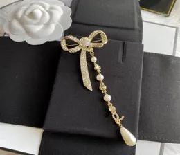 С дизайнером коробки CH буквальные броши для женщин и мужчин Bowknot Quality Fashion Brooch Pin Pin Accessory Dired Drop Ship5944212