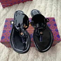 Kvinna dubbel leksak tofflor platt sandaler fabriksplattform sandale män glida flip flops designer sko äkta läder sommar tofflor dhgate loafers rosa skor 35-43 001