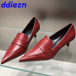 Sandalet moda sivri uçlu ışık kadın orta yüksek topuklu 2024 kadın 4.5cm yüksek topuklu şarap kırmızı kadın pompa paten ayakkabıları j240416