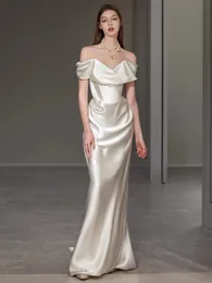 2024 Abiti da sposa sirena di raso Dubai Arabia Saudita sexy al largo della spalla Elegante Boho Satin Ruffles Abiti da sposa Vintage Princess Country Riception.