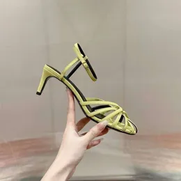 2024 الصيف الجديد الأزياء الجلدية الأصلية النحيفة الكعب الروماني High Heel Sandals أحذية المرأة البريطانية والكورية Guangzhou