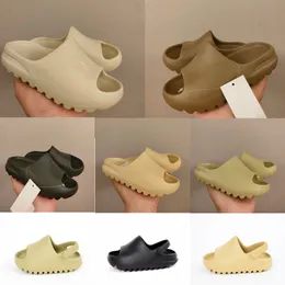 Barn tofflor EUA Slides Sandaler utomhusskor småbarn barns trippelröda vita svarta öken Sandbenhartsstorlek 23-35