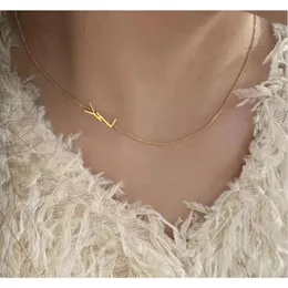 2024 Einfache anfängliche zierliche Anhängerdesignerin CHOKER Halskette 14K Gold plattierte dünne Kette Anhänger Halshöhe Leichte Halsketten GIFs