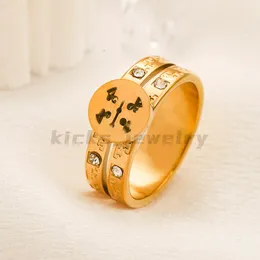 Luksusowy projektant mody Pierścień 18K Pierścień ze stali nierdzewnej z diamentowym pierścionkiem odpowiednim dla kobiet, mężczyzn, imprez, codziennych noszenia, parami prezentów